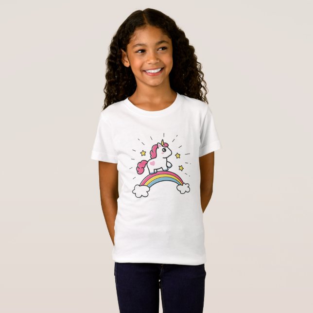 Niedlicher Unicorn auf einem Regenbogen-Entwurf T-Shirt (Vorne ganz)