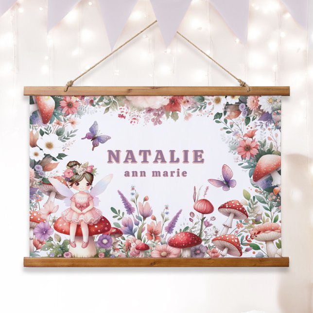 Niedlicher verzauberter Märchengarten Personalisie Wandteppich Mit Holzrahmen (Enchanted Fairycore Garden Custom Name Tapestry Wall Art Brown Hair Fairy.)