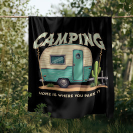 Niedlicher Vintager Campingplatz und Camping-Zitat Fleecedecke