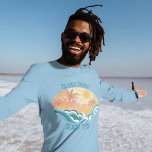 Niedlicher Vintager Strand Wellen Sonnenschein Sur T-Shirt<br><div class="desc">Niedliche,  Vintage T - Shirt mit langen Ärmeln und aquamarinen Ozeanwellen und im Sommer eine helle Sonne mit Palmen. Das coole Grunge-Design wird ergänzt durch einen bedrückten aquamarinen,  blauen Text für Ihren Familienurlaub oder Ihre Strandreise.</div>
