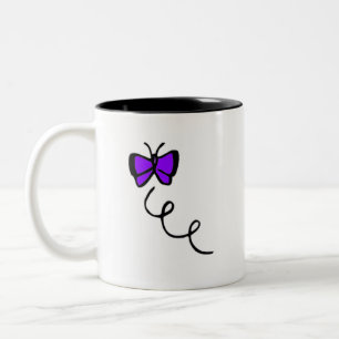 Niedlicher violetter lila Schmetterling Zweifarbige Tasse