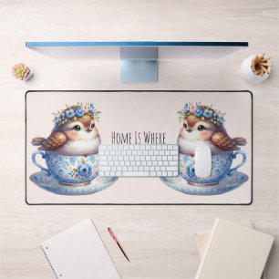 Niedlicher Vogel im Blumen-Tassencottage-Cottageco Schreibtischunterlage