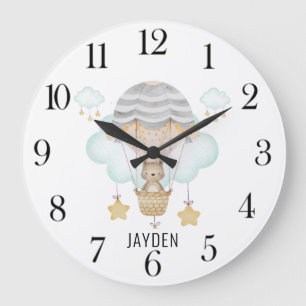 Niedlicher Wasserbär im Heißluftballon-Kinderzimme Große Wanduhr