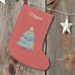 Niedlicher Weihnachtsbaum am Weihnachtsfest in Rot Kleiner Weihnachtsstrumpf<br><div class="desc">Ein individualisierbarer,  roter Weihnachtsbaum mit niedlichem Weihnachtsbaum. Fügen Sie den Namen Ihres Kindes hinzu und hängen Sie es am Kamin!</div>