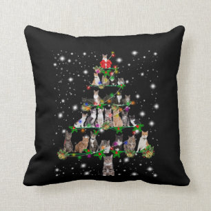 Niedlicher Weihnachtsbaum der Katze, gedeckt durch Kissen