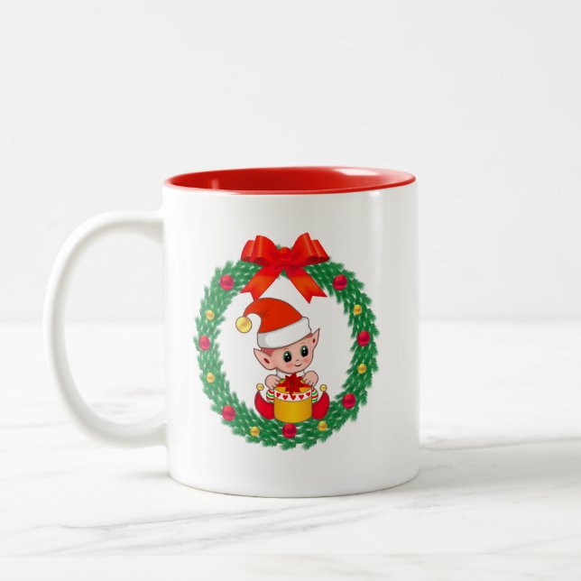 Niedlicher Weihnachtself und Weihnachtskranz Zweifarbige Tasse (Links)