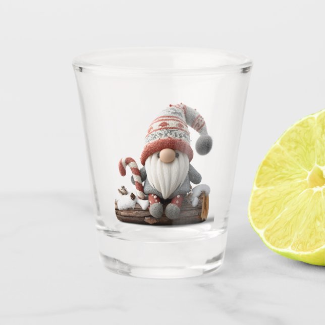 Niedlicher Weihnachtsgenom mit einer Candy Cane au Schnapsglas (Vorderseite)