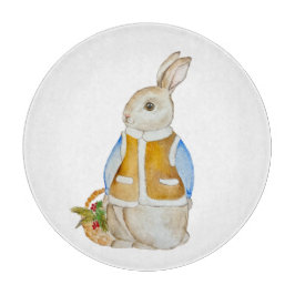 Niedlicher Weihnachtshase mit einem Korb mit Ficht Schneidebrett