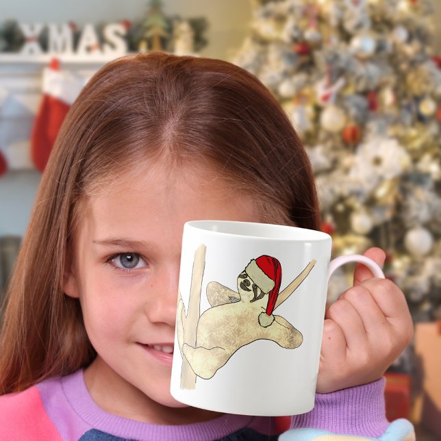Niedlicher Weihnachtsliegeplatz in einem Baum Kaffeetasse (Cute Christmas sloth wearing a Santa hat illustration )