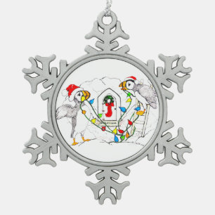 Niedlicher WeihnachtsPuffin, der Hütte verziert Schneeflocken Zinn-Ornament