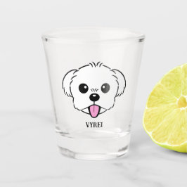 Niedlicher weißer Bichon Frise Hund klebt Zunge he Schnapsglas