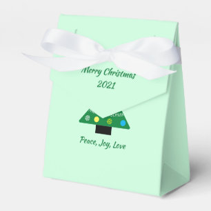 Niedlicher weißer Hund farbenfroher Weihnachtsbau Geschenkschachtel