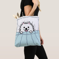 Niedlicher, weißer Spitz im Bett