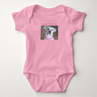 Niedlicher weißer süßer Welpenhund Mommy Pink