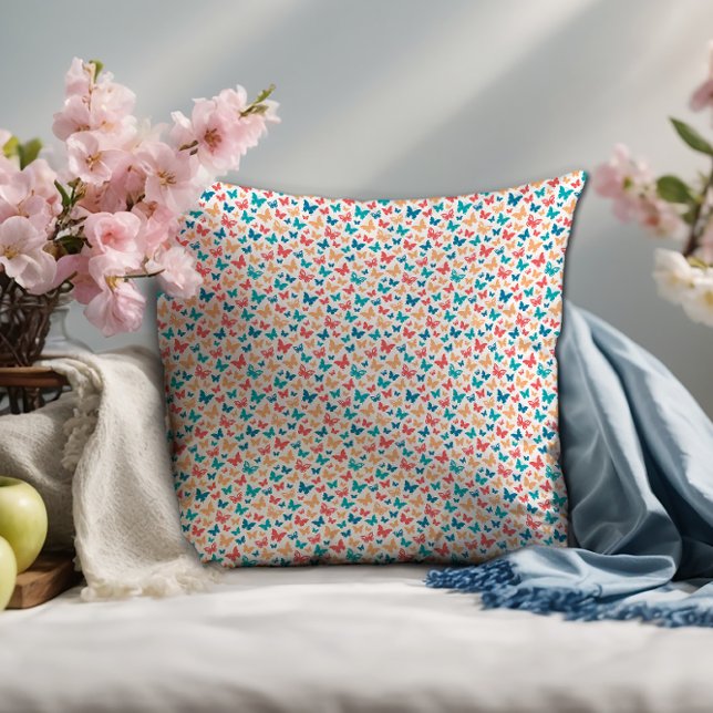 Niedlicher, weißer, türkisfarbener Schmetterling Kissen (Von Creator hochgeladen)