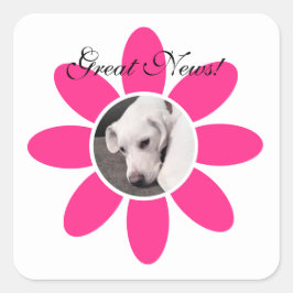 Niedlicher weißer Welpenhund in süß rosa Blume Quadratischer Aufkleber