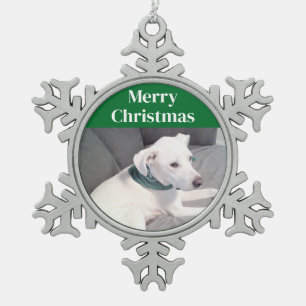Niedlicher weißer Welpenhund mit grünem Scarf Schneeflocken Zinn-Ornament