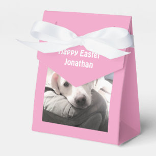 Niedlicher weißer Welpenhund mit Osterrosa Vater Geschenkschachtel