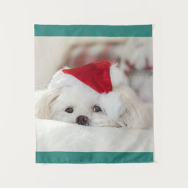 Niedlicher Weißhund in einem Red Christmas Hat Wandteppich