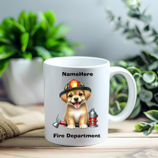 Niedlicher Welpe als Feuerwehrmann mit Werkzeugen Kaffeetasse