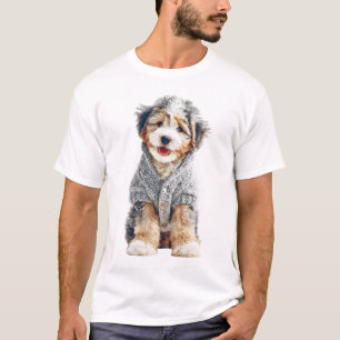 Niedlicher Welpe in einem gemütlichen grauen Stric T-Shirt