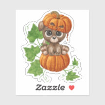 Niedlicher Welpe sitzt auf einem großen Kürbis und