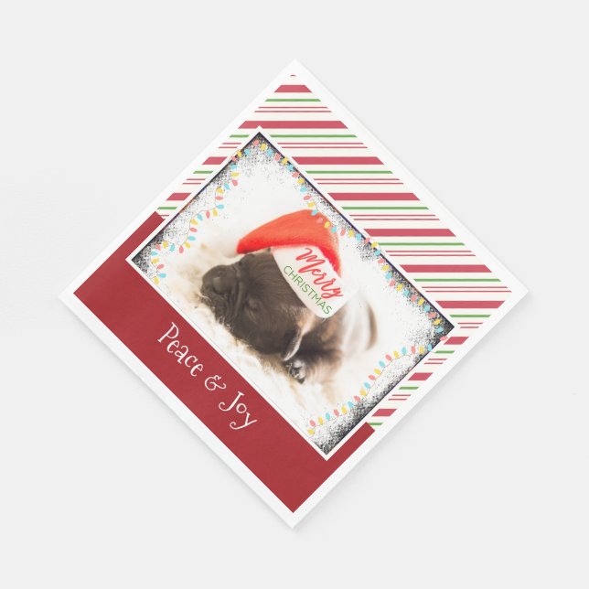 Niedlicher Welpen-Mops in einer Roten Weihnachtsma Serviette (Ecke)