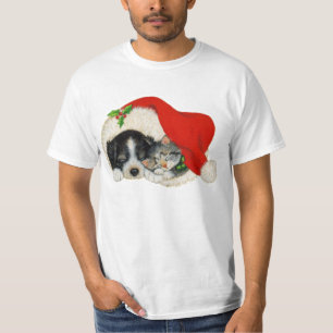 Niedlicher Welpen-und Kätzchen-Schlaf in einer T-Shirt