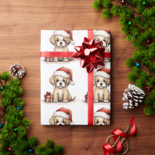 Niedlicher Welpenhund, der eine Weihnachtsmannmütz Geschenkpapier