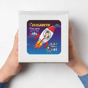 Niedlicher Weltraumraketenschiff vom Geburtstag Quadratischer Aufkleber