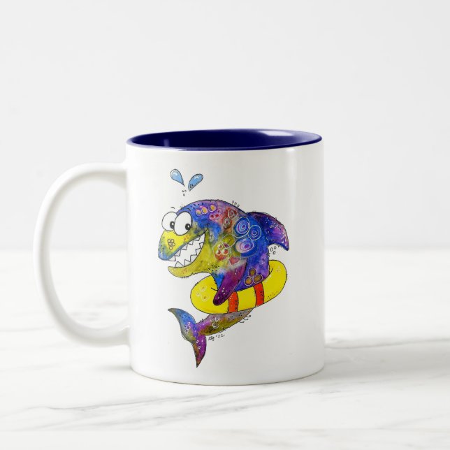 Niedlicher Whimsical Colorful Shark in Floor Zweifarbige Tasse (Links)