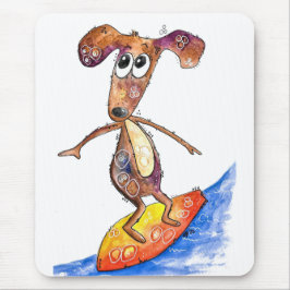 Niedlicher Whimsikaler Hund auf der Surfboard Mousepad