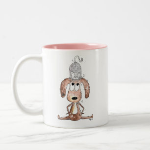 Niedlicher Whimsikaler Hund mit Katze auf seinem K Zweifarbige Tasse