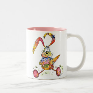Niedlicher Whimsikfarbener Hase mit Karotte Zweifarbige Tasse