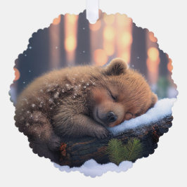 Niedlicher Winter-Braunbär schlafend auf einem Log Ornament Karte
