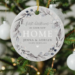 Niedlicher Winter Kranz 1. Weihnachtsfest Neues Zu Keramik Ornament<br><div class="desc">Moderne rustikale Weihnachten in Ihrem New Zuhause Keepake-Ornament,  mit einem botanischen,  festlichen Blattkranz auf einem schicken grauen rustikalen Hintergrund,  einer typografischen Kombination aus Kalligraphie-Drehbuch und Serifen-Schriftart und einem Foto Ihrer Wahl auf der Rückseite.</div>