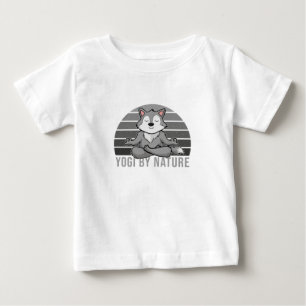 Niedlicher Wolf, der Yoga macht, lustige Yoga-Pose Baby T-shirt