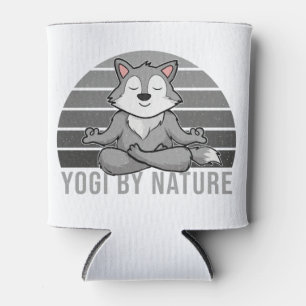 Niedlicher Wolf, der Yoga macht, lustige Yoga-Pose Dosenkühler