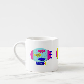 Niedlicher Zebrafisch in einem Zeppelin Espressotasse