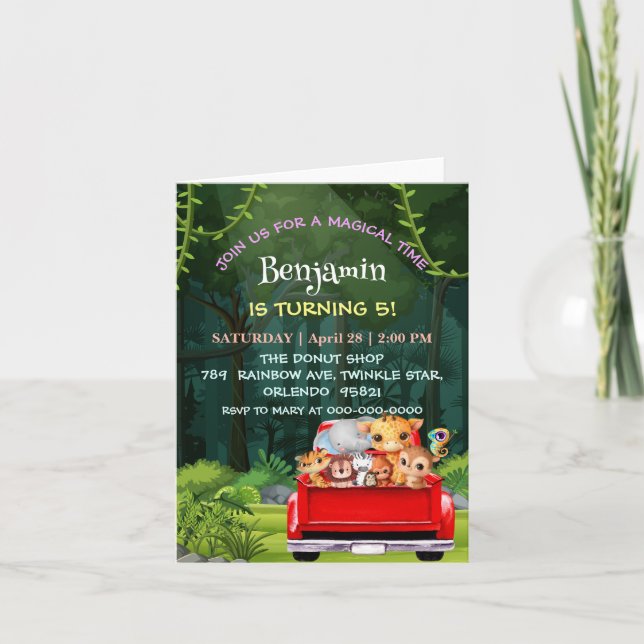 Niedlicher Zoo-Dschungelbaum Traktor Junge Geburts Einladung (Vorderseite)