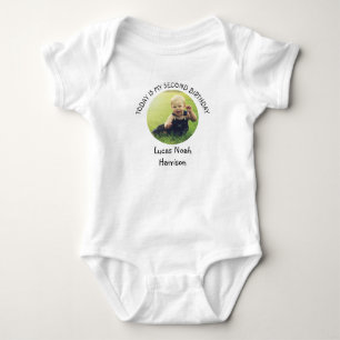 Niedlicher zweiter Name Runde Foto Geburtstagspart Baby Strampler