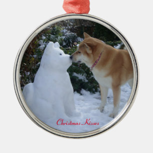 niedliches Akita küssendes Snowman-AkitasaisonFot Silbernes Ornament