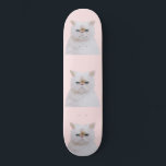 Niedliches Angry Fluffy Pink White Kitty Cat Portr Skateboard<br><div class="desc">Dieses niedliche und kuschelige Design ist perfekt für den Kätzchenliebhaber. Es verfügt über ein handgemaltes, weißes, flauschiges Kätzchen aus dem Himalaya mit hellblauen Augen auf einem einfachen, rot-rosa Hintergrund. Es ist ein modernes, bezauberndes, künstlerisches und trendiges Tierdesign. ***WICHTIGE HINWEIS FÜR DESIGN: Für individuelle Designanfragen, wie z.B. passende Produktanfragen, Farbänderungen, Platzierungsänderungen...</div>