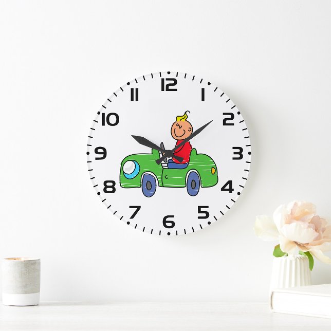Niedliches Autofahren mit grünem Auto Kindervorfüh Große Wanduhr (Von Creator hochgeladen)