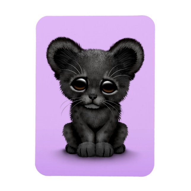 Niedliches Baby Black Panther Cub auf Lila Magnet (Vertikal)
