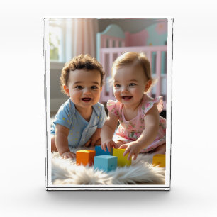 Niedliches Baby Boy & Girl Spielen in einem sonnig Fotoblock