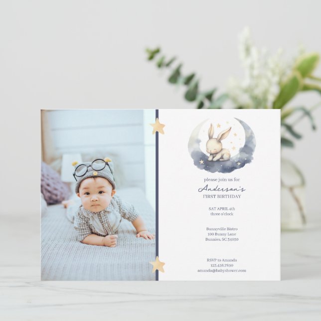 Niedliches Baby Bunny auf einem Mondkid's Geburtst Einladung (Stehend Vorderseite)