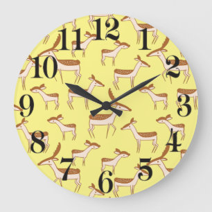 Niedliches Baby Deh und Familie auf pastelgelb Große Wanduhr