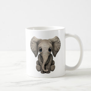 Niedliches Baby-Elefant-Kalb, das sich hinsitzt Kaffeetasse