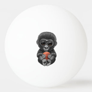 Niedliches Baby Gorilla spielen mit Basketball Tischtennisball